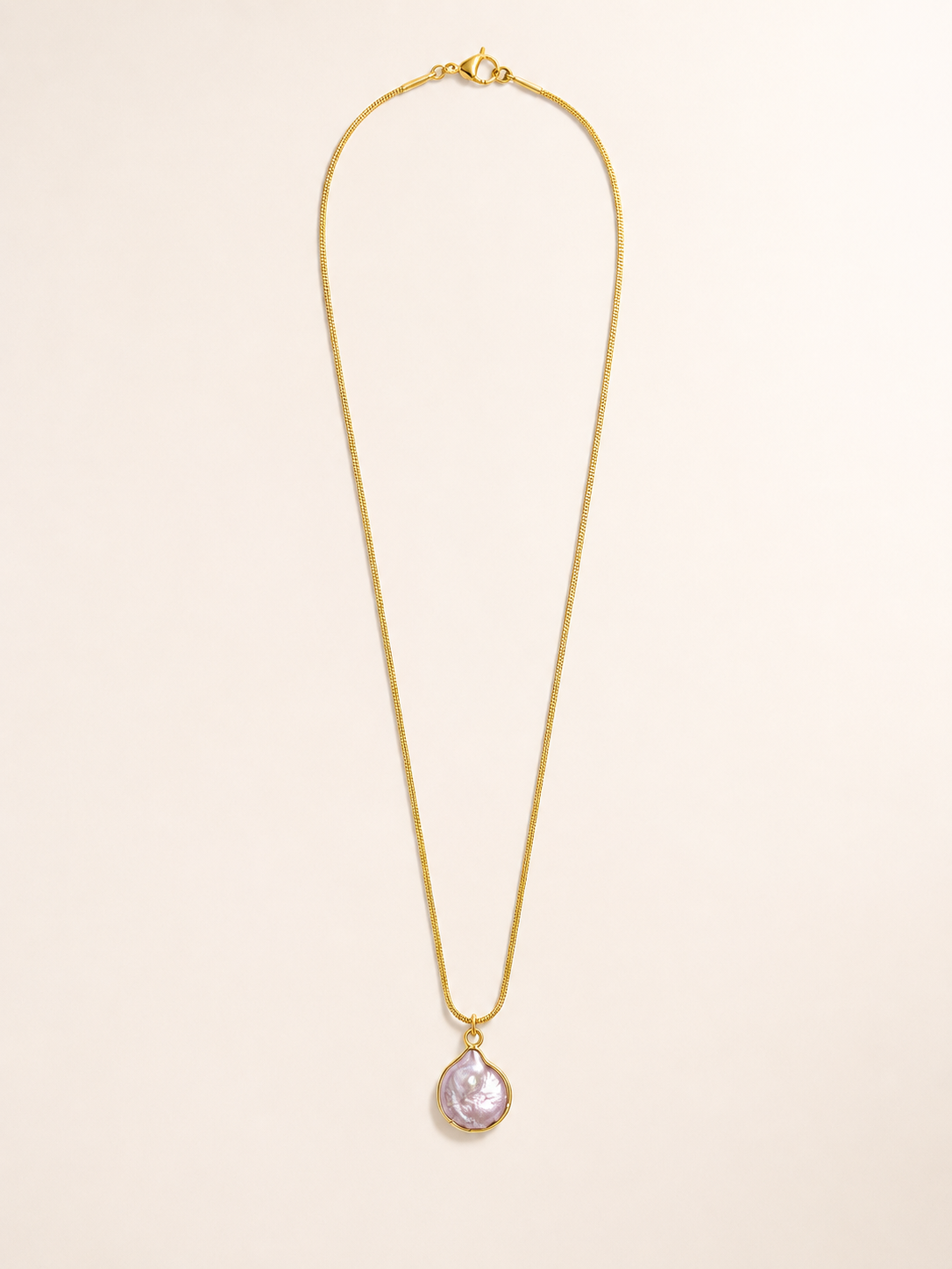 stainless steel necklace featuring a luxurious cultured pearl pendant.
