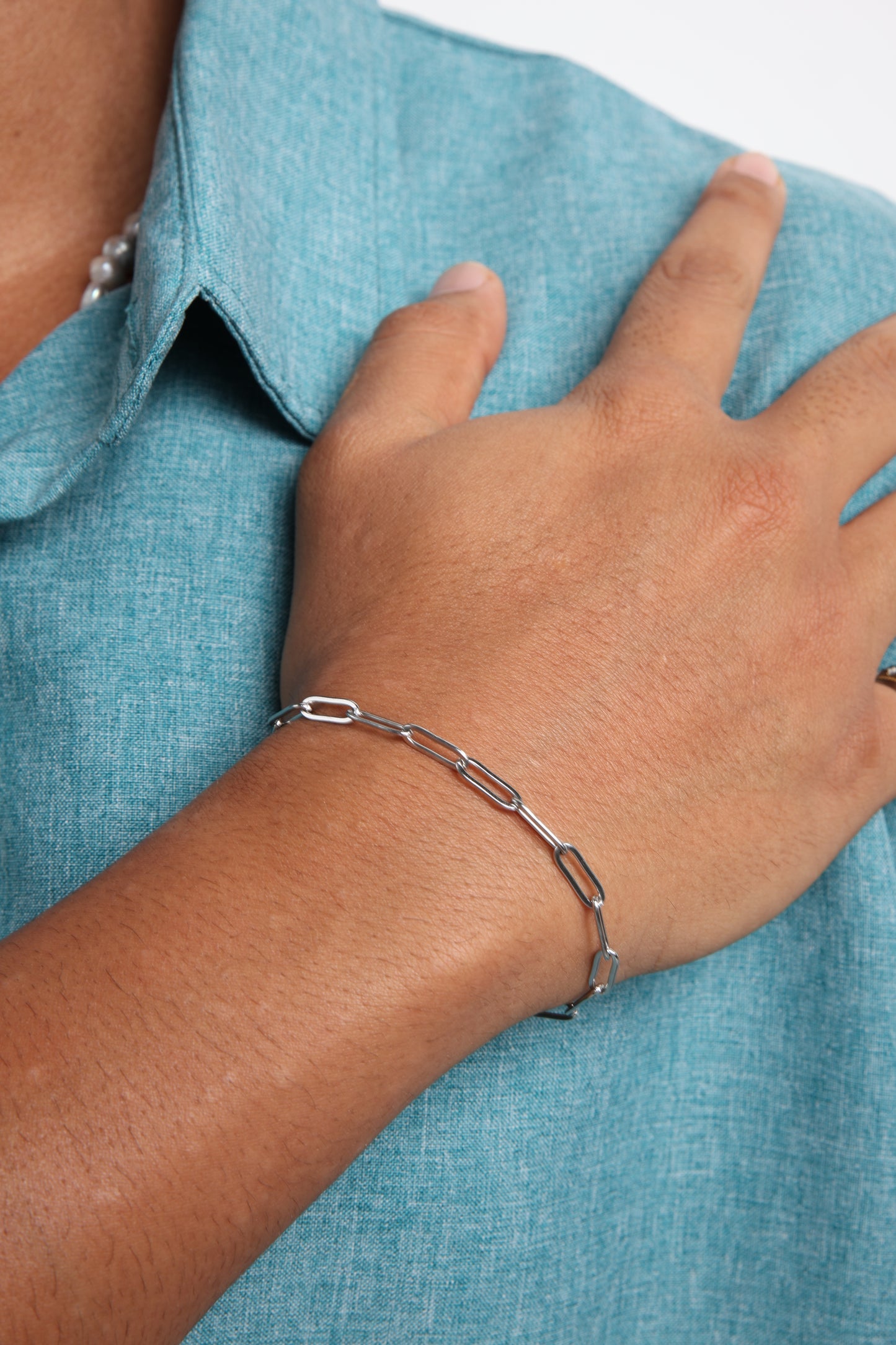 Elegant and lightweight stainless steel bracelet