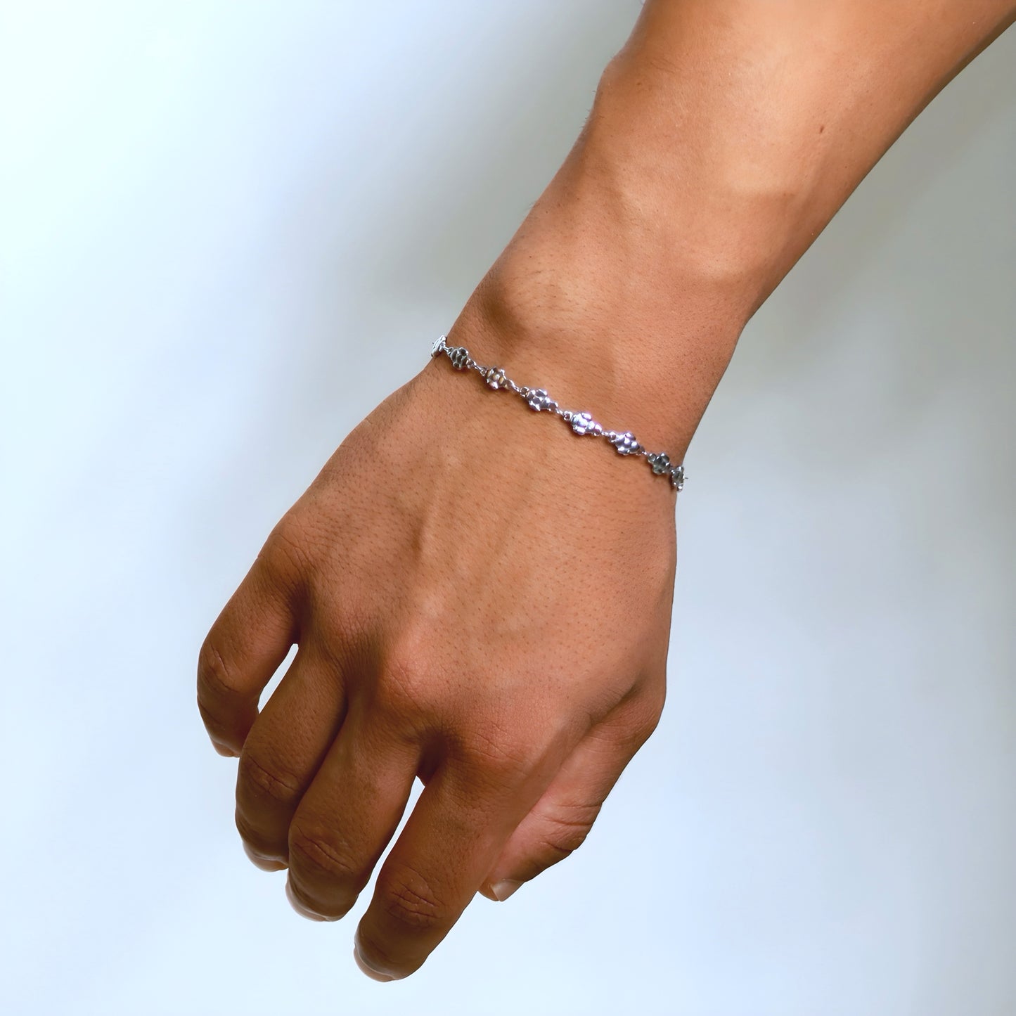 Slim and elegant stainless steel bracelet with delicate floral design